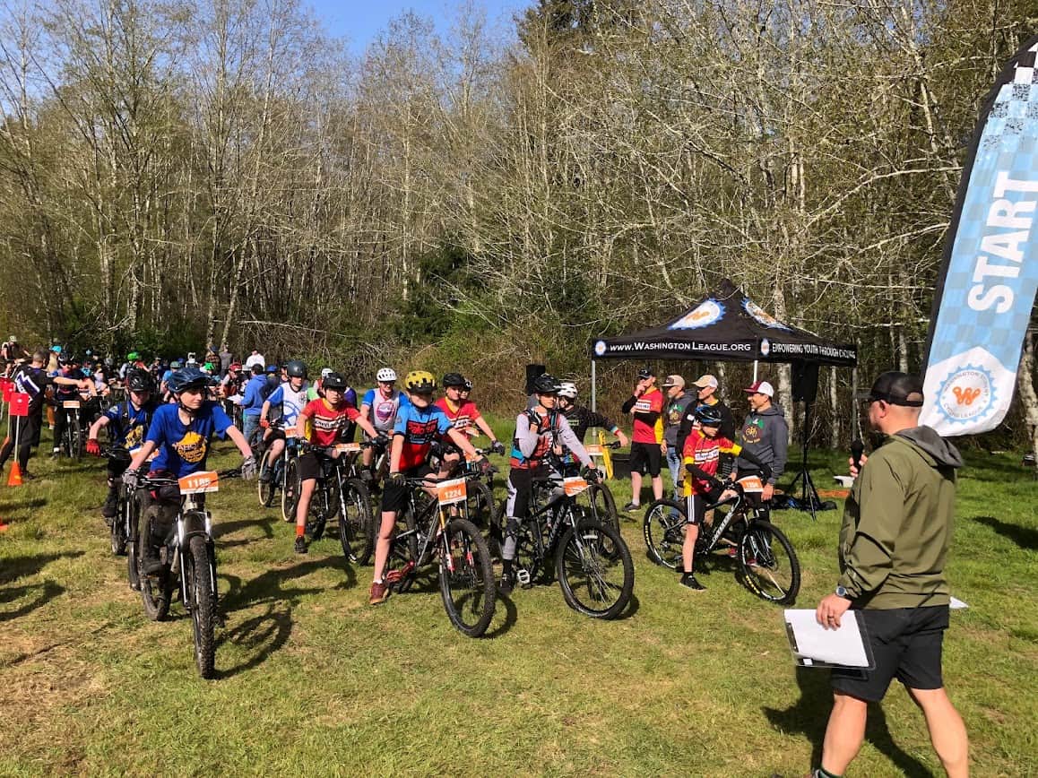 starting line with many cyclists